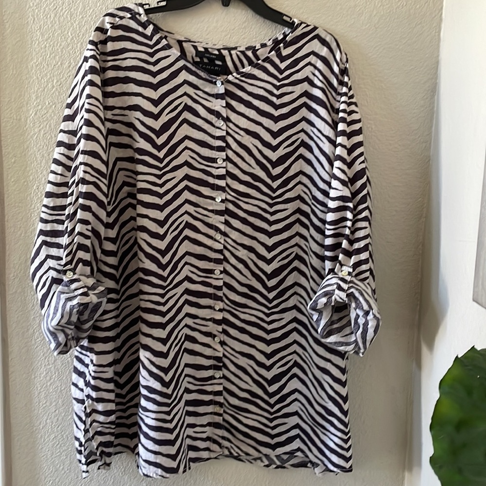 TAHARI 100% Linen button down animal print top 3X